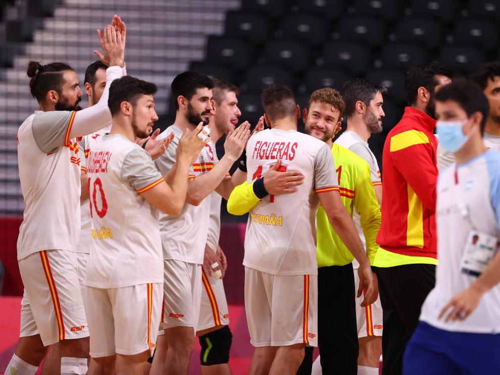El equipo español se felicita por la victoria ante Argentina.