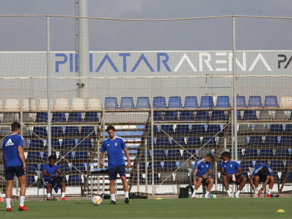Los futbolistas del Real Zaragoza, al inicio de una de las múltiples sesiones de entrenamiento desarrolladas en el Pinatar Arena de Murcia entre el 22 y el 30 de julio.
