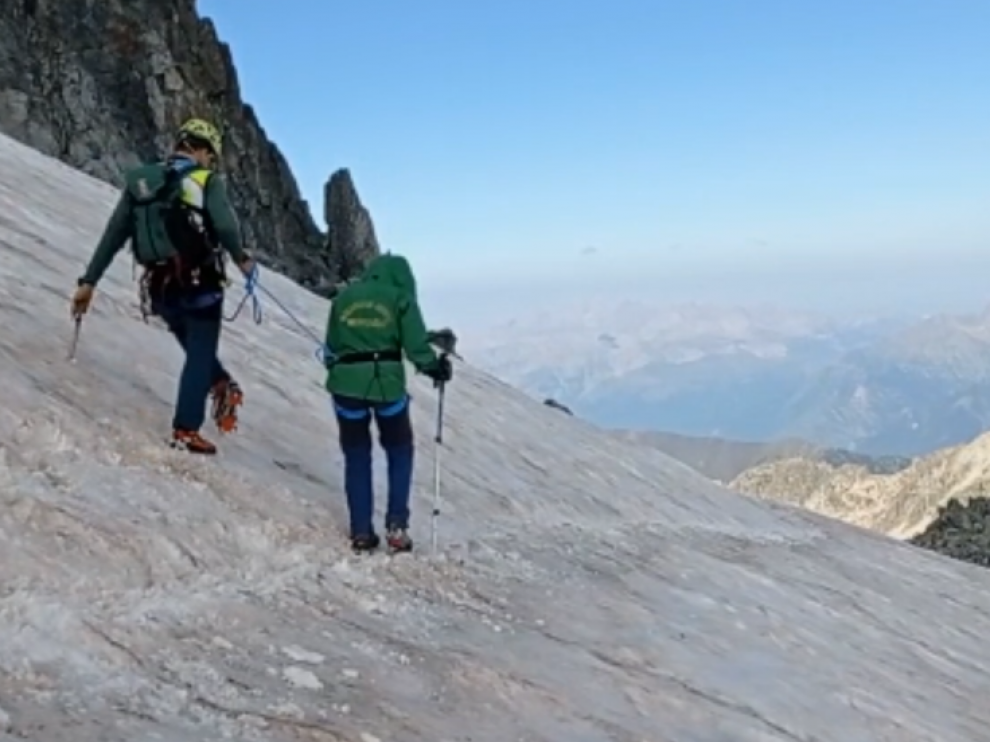 La Guardia Civil ayudó a descender a los montañeros rescatados en el Aneto.