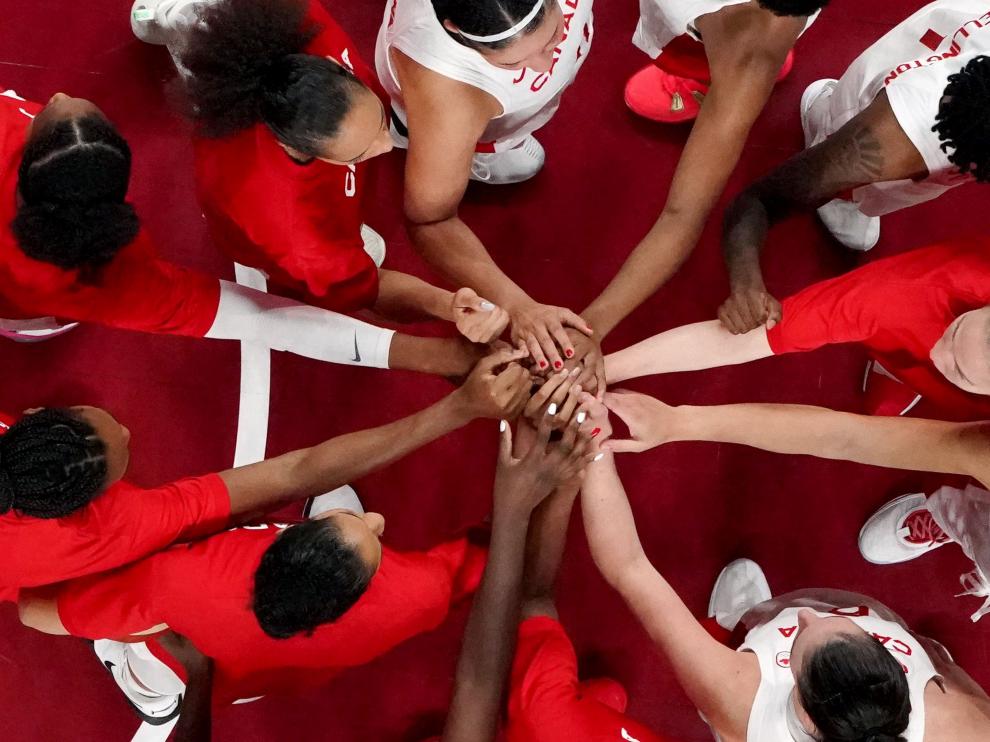 Un momento de unión del equipo en su partido contra Canadá.