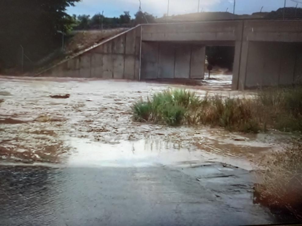 Crecida del arroyo que discurre junto a Concud, habitualmente seco a estas alturas del año.