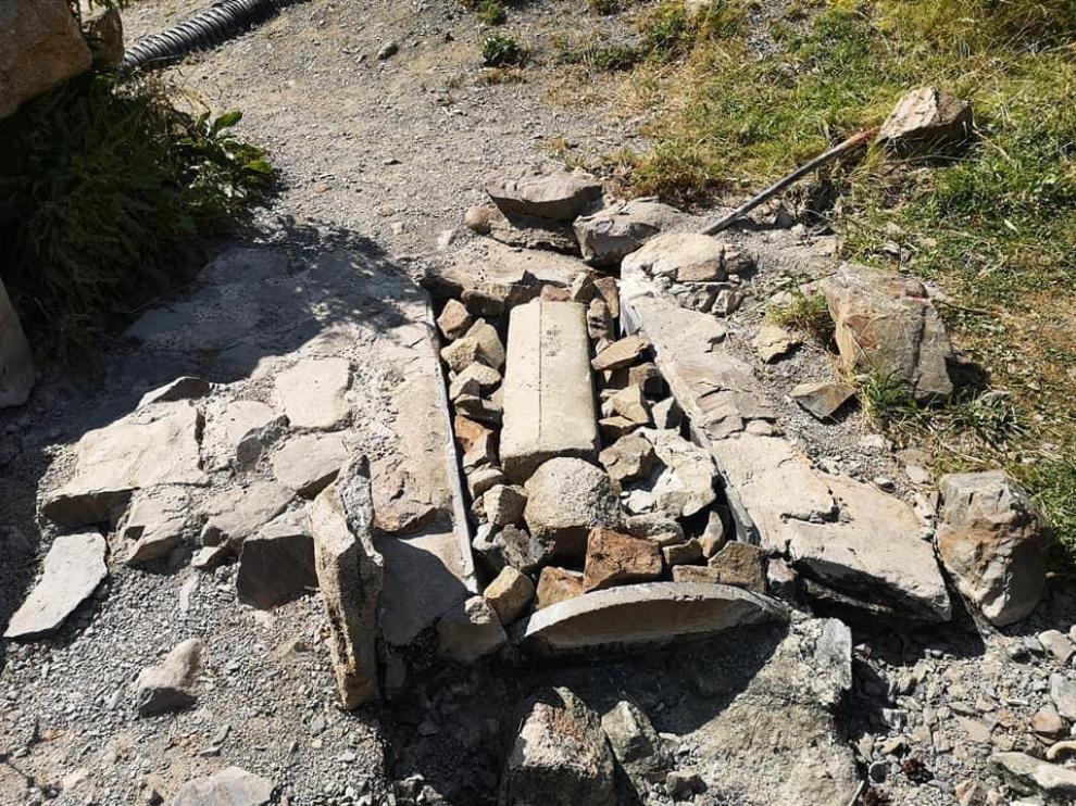 La 'bañereta', llena de rocas y totalmente inutilizada.