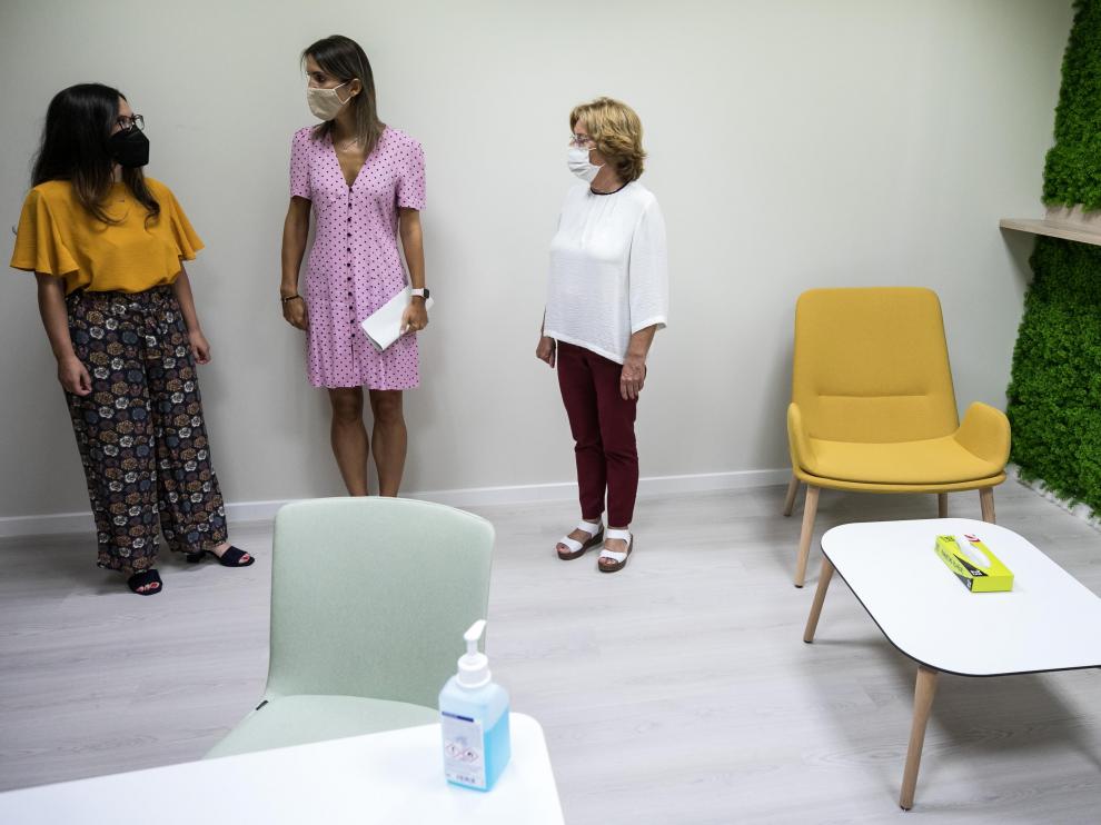 Laura Rato, Leyre Martín y María Victoria Broto en la sede de la asesoría emocional del IAJ