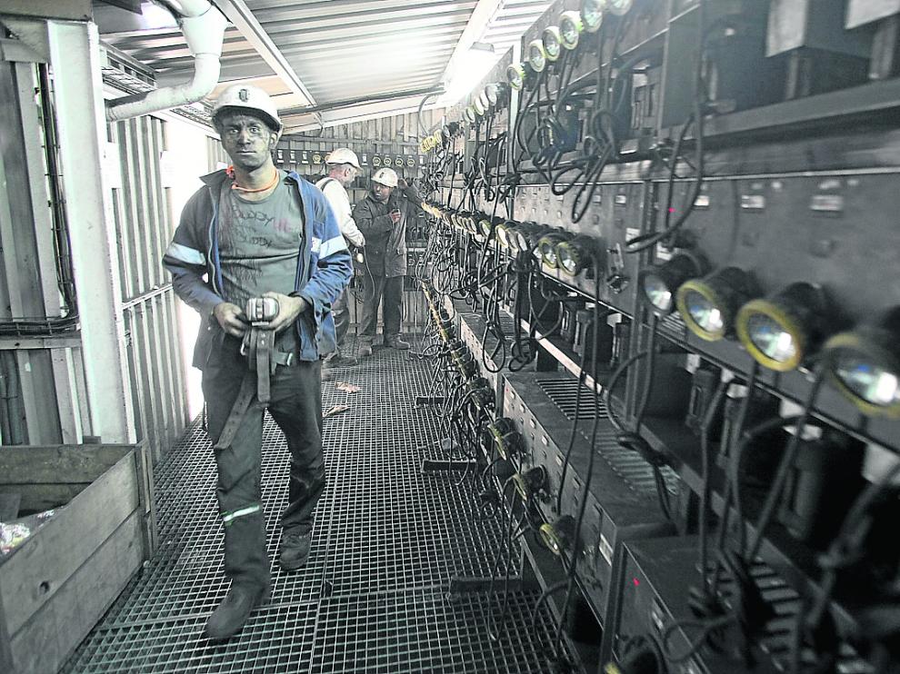 Cambio de turno de los trabajadores en la mina de Samca en Ariño, en una fotografía de 2010.