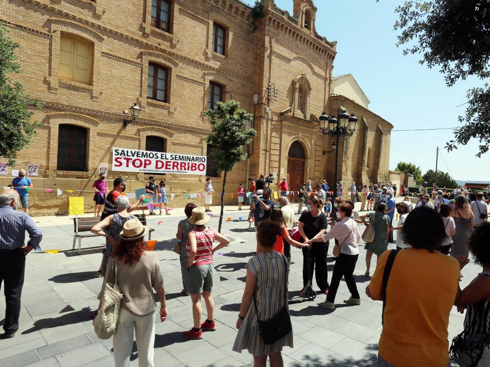 Imagen del 'abrazo' simbólico que celebró la Plataforma en Defensa del Patrimonio para frenar los derribos del Seminario de Huesca.