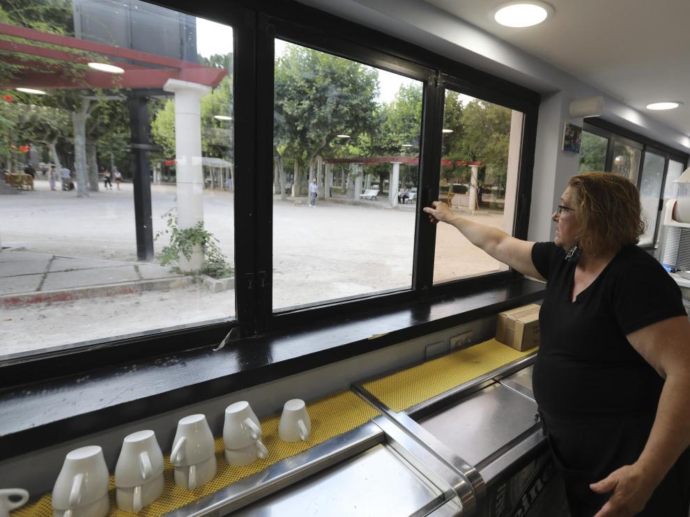 Los ladrones rompieron este cristal para entrar al bar del parque Miguel Servet.