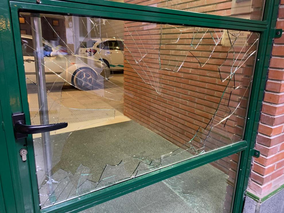 Cristal central de la puerta de urgencias que han roto para entrar en el centro de Salud de Tauste