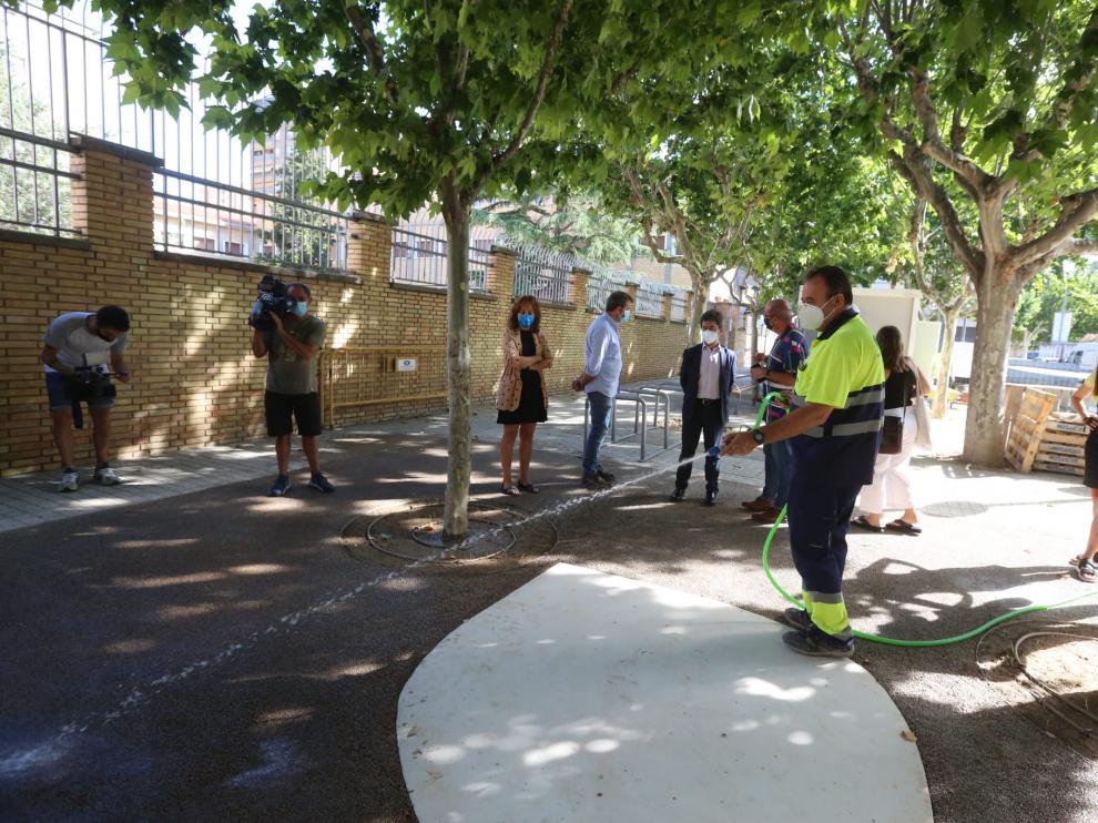 El alcalde de Huesca, Luis Felipe, ha visitado este miércoles las obras acompañado de varios concejales y de responsables de la empresa adjudicataria.