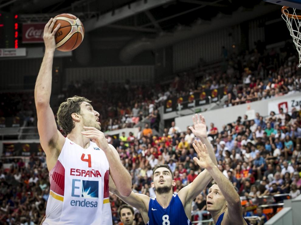 Pau Gasol anunció este martes su retirada de la Selección -también su hermano Marc- tras la derrota contra Estados Unidos en los cuartos de final de los Juegos Olímpicos de Tokio 2020. Repasamos, en imágenes, las ocasiones en las que el pívot, elegido miembro del COI, vistió la camiseta de España en el Príncipe Felipe de Zaragoza.