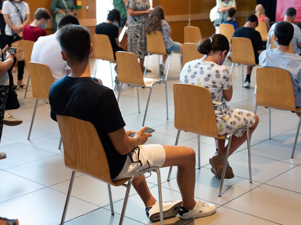 Niños vacunados contra el coronavirus en el centro cívico Universidad de Zaragoza, este jueves.