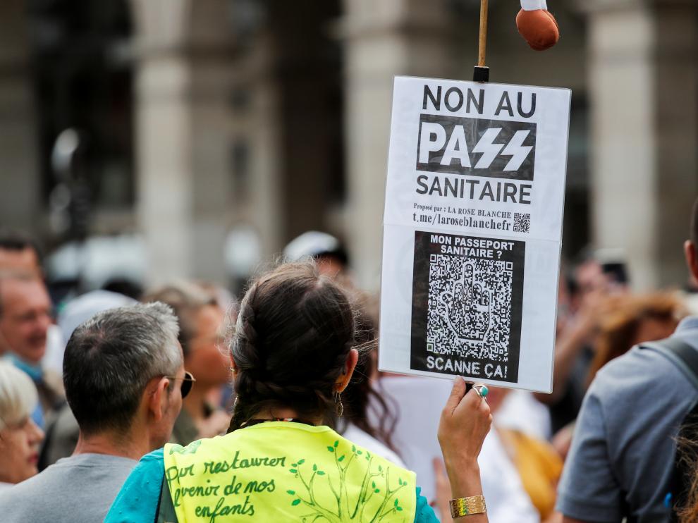 Parisians hold anti-health pass protests