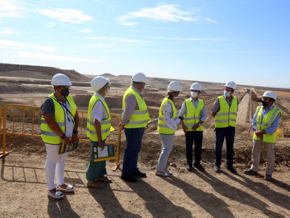 Visita de las autoridades a la sobras del futuro embalse de Almudévar.