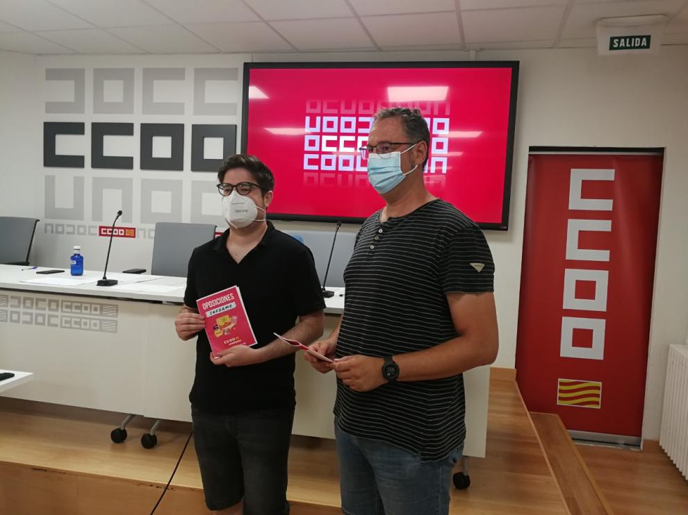 Andrés Mingueza y Guillermo Herraiz, de Comisiones Obreras Aragón, al presentar el informe.