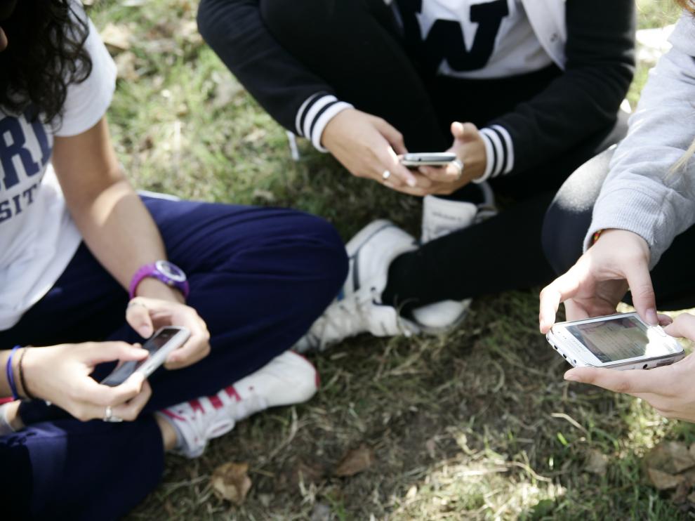 El teléfono móvil es el canal de comunicación de las 'influencers'.