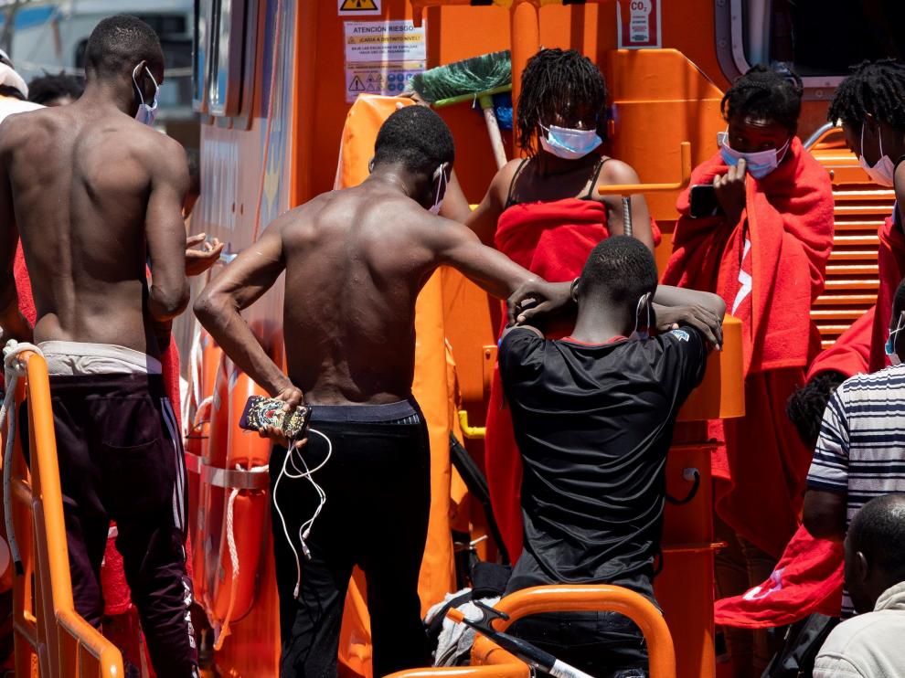 Salvamento Marítimo ha rescatado este viernes a 8 millas al sur de Gran Canaria una patera con 63 inmigrantes, 11 de ellos bebés