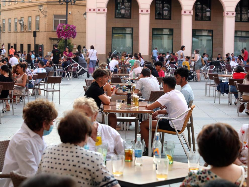 Ambiente en las terrazas del centro de Huesca este sábado.