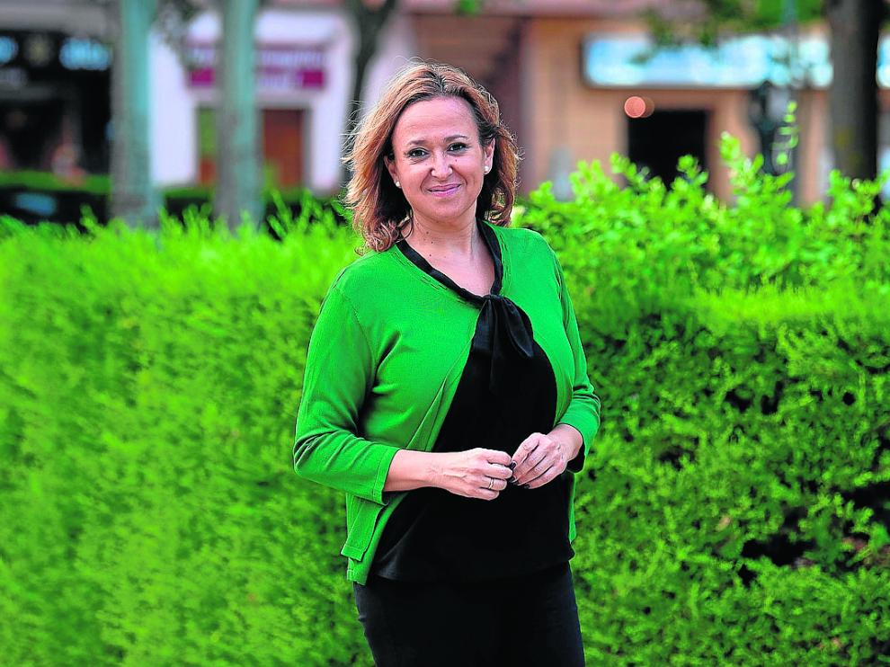 La consejera de Presidencia, Mayte Pérez, en el parque de La Estrella de Teruel.