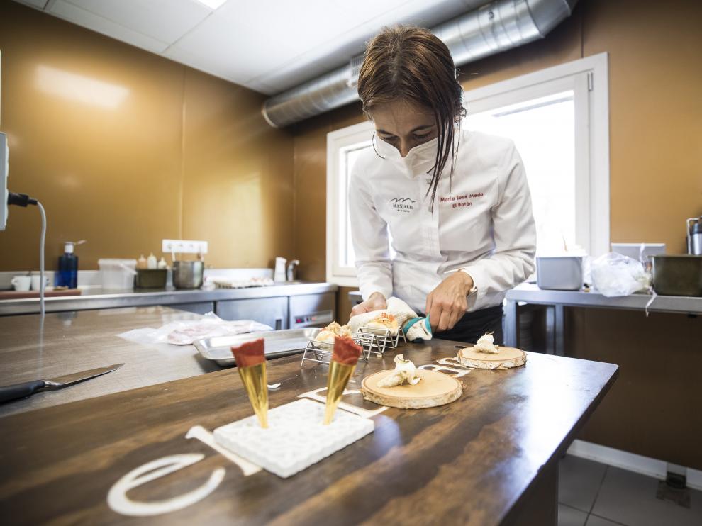 María José Meda, jefa de cocina y copropietaria del Batán, preparando un plato.