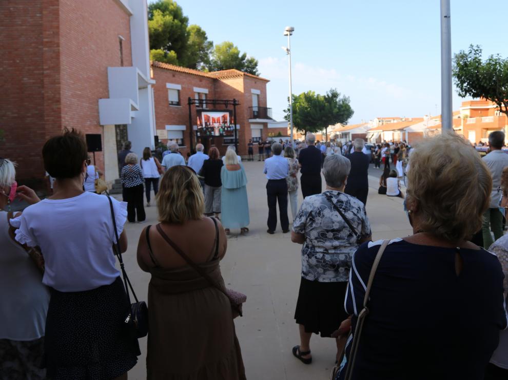 Un momento del funeral, en el que la familia ha estado arropada por los vecinos.