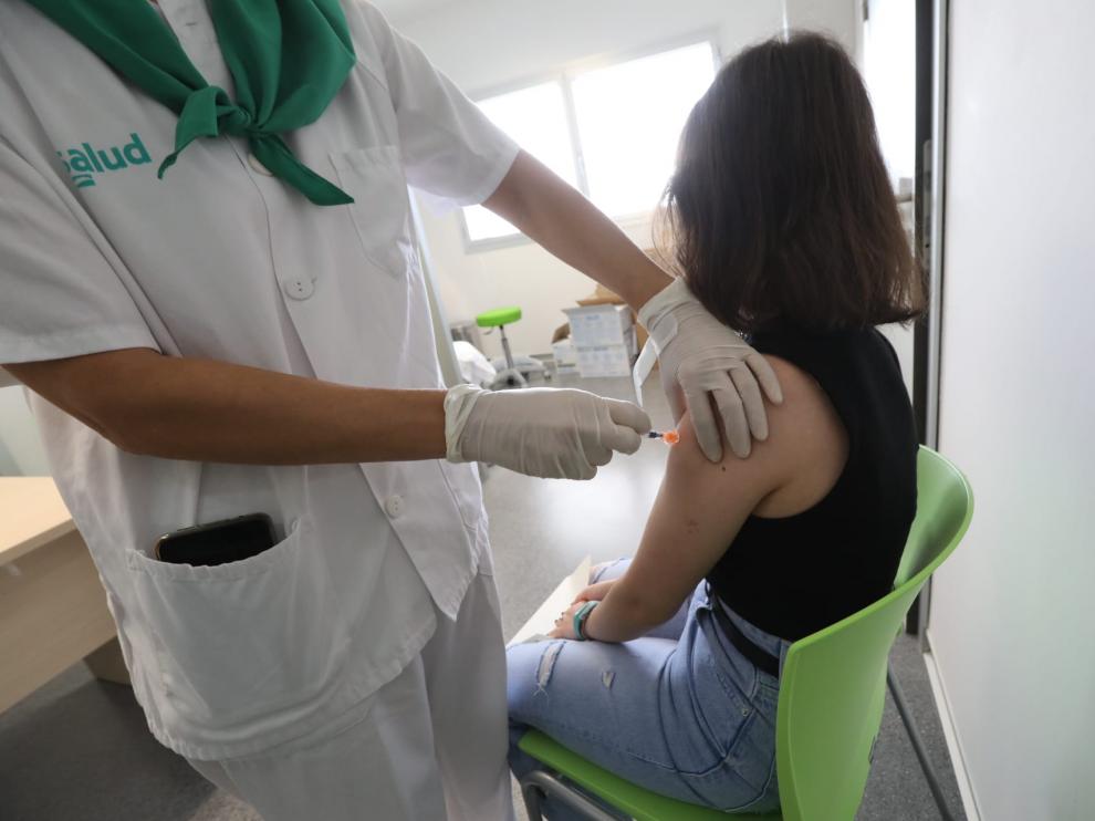 Más de 200 jóvenes estaban citados este 9 de agosto para vacunarse en el centro de salud Los Olivos de Huesca.