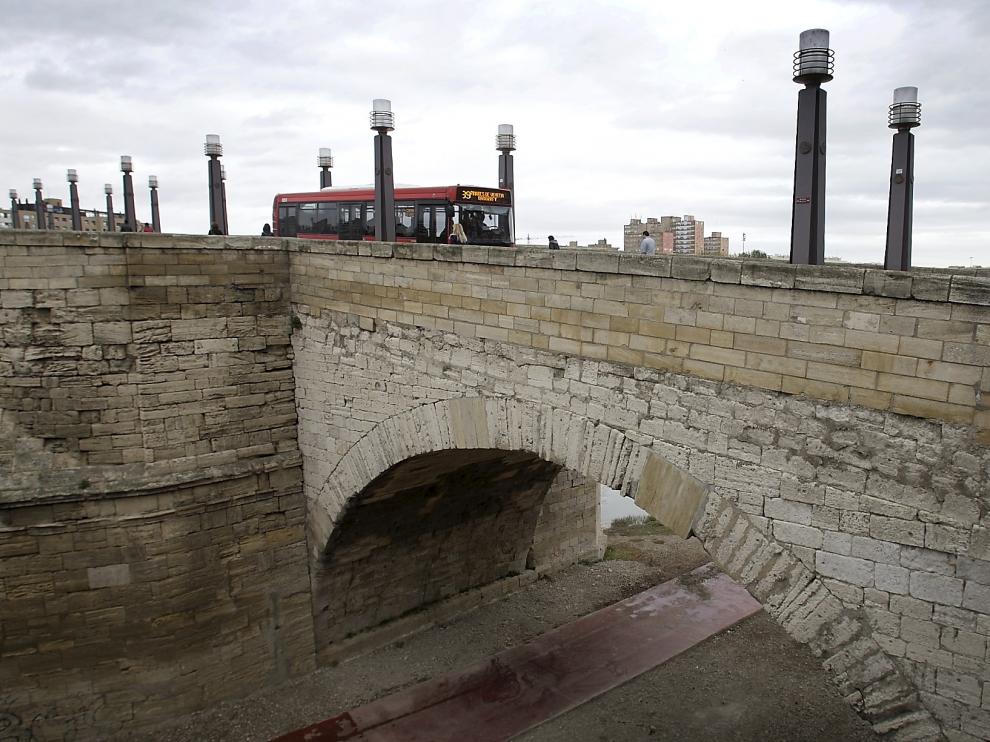 Por el puente de Piedra cruzan cuatro líneas de autobuses, así como taxis y vehículos de emergencia.