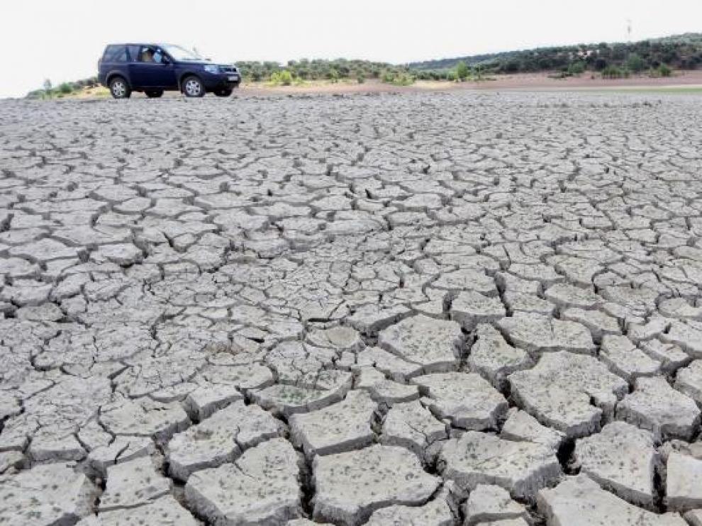 El vaciado del embalse de Ricobayo sobre el río Esla, el mayor de los pantanos de producción hidroeléctrica de la provincia de Zamora, ha puesto en pie de guerra a una veintena de municipios que han llamado a las puertas de la Comisión Europea para reclamar a Iberdrola cambios en la gestión de la presa