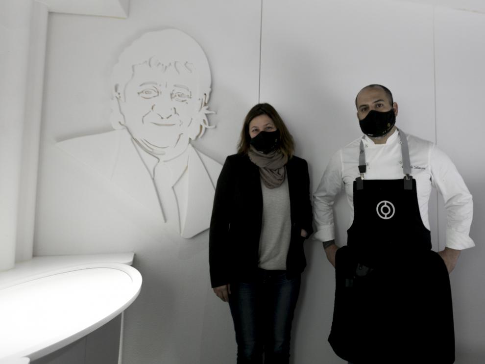 Ana Acín y Eduardo Salanova, en el comedor de Espacio N, en el que domina el color blanco. En una pared, una figura de Lorenzo Acín