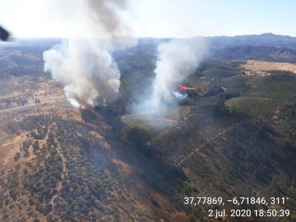 Imagen de archivo de un incendio forestal en Almonaster la Real (Huelva).PLAN INFOCA
  (Foto de ARCHIVO)
2/7/2020
