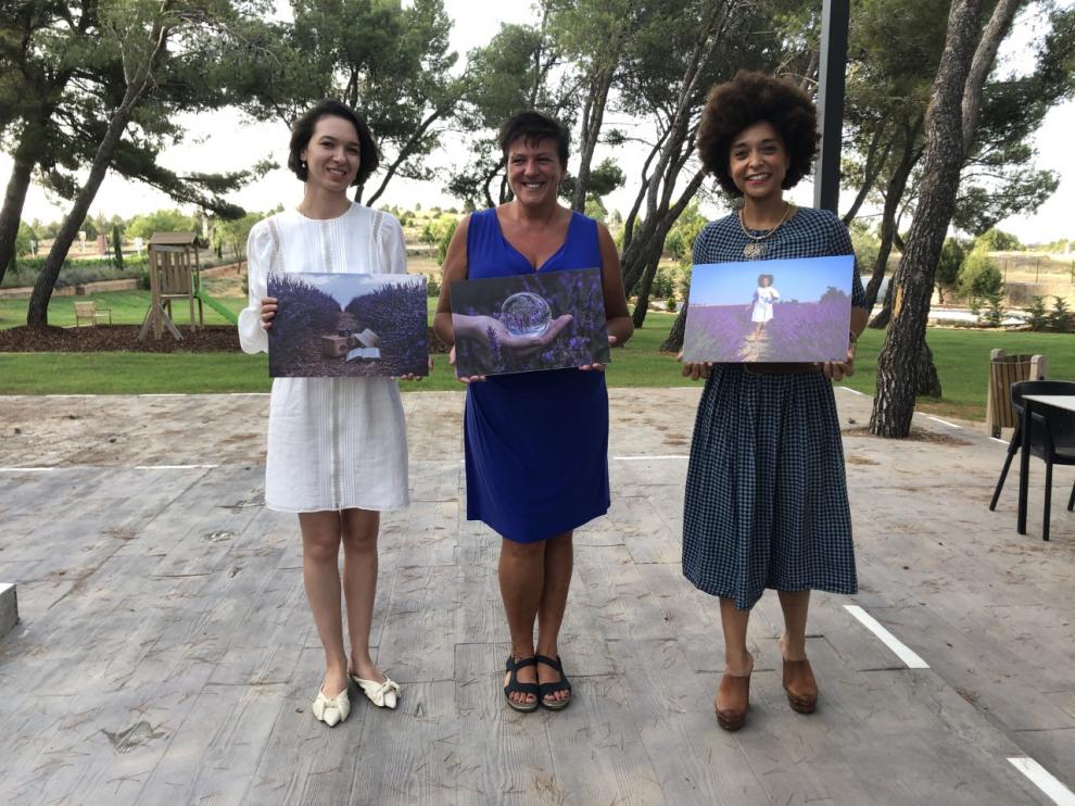 Las premiadas junto a sus trabajos.