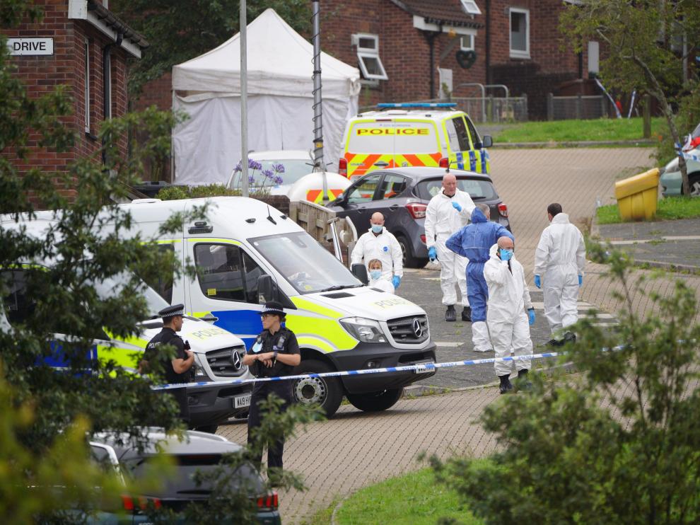 Oficiales forenses investigan en Biddick Drive en el área de Keyham donde seis personas, incluido el delincuente, murieron por heridas de bala