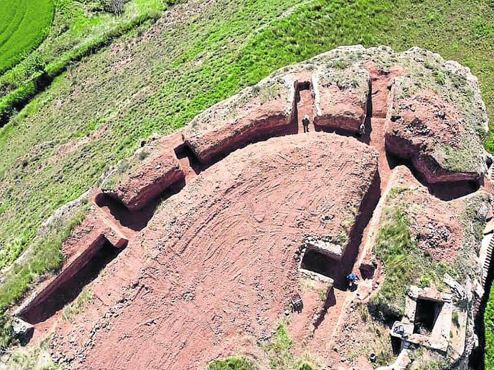 Foto aérea que muestra el complejo defensivo excavado en la Peña del Cementerio.