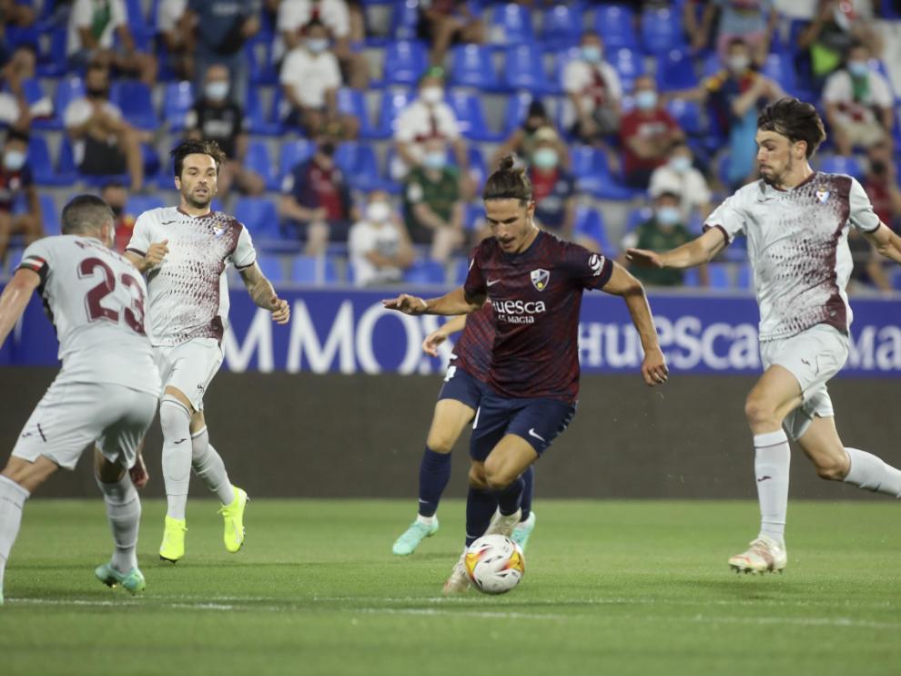 Jaime Seoane conduce el balón entre rivales durante el encuentro contra el Eibar.