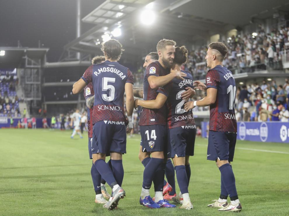 Jorge Pulido celebra con Seoane el segundo gol del Huesca ante el Eibar.