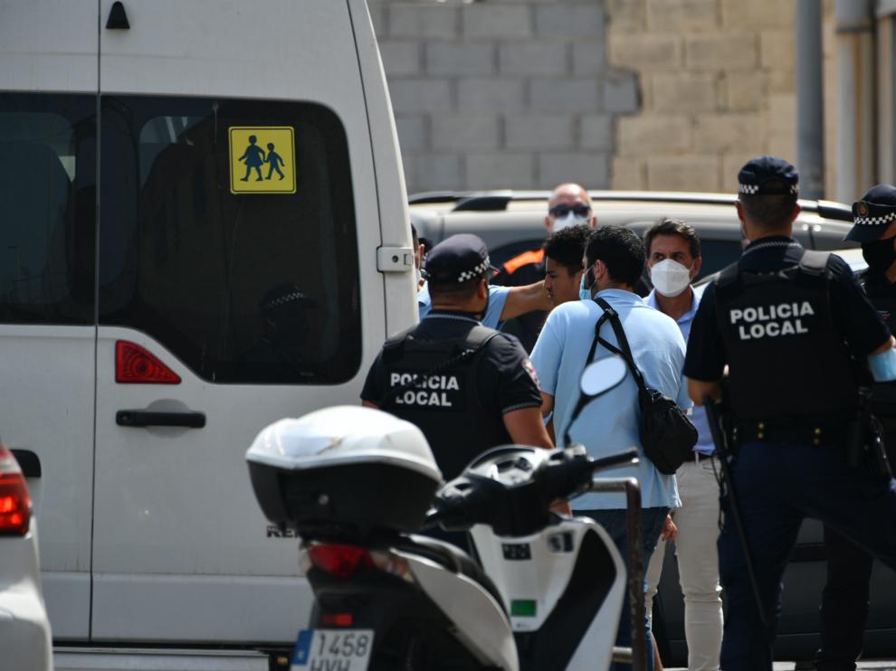 Uno de los menores es introducido en una furgoneta para ser llevado a Marruecos.