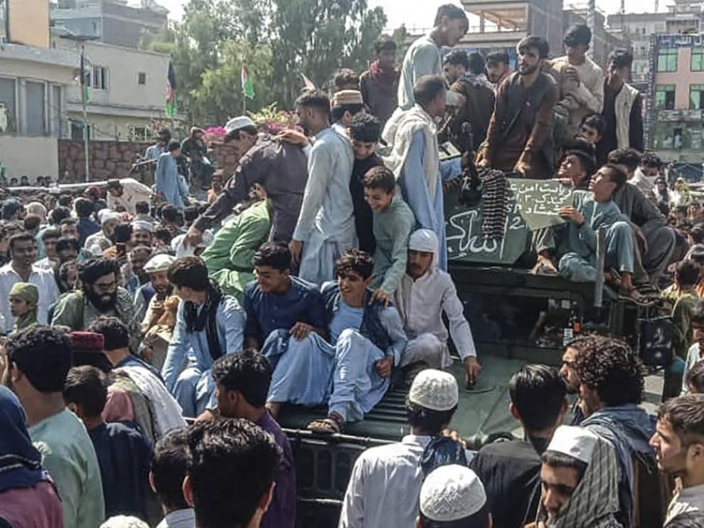 Decenas de vecinos de Kabul celebran la llegada de los talibanes a la capital de Afganistán.