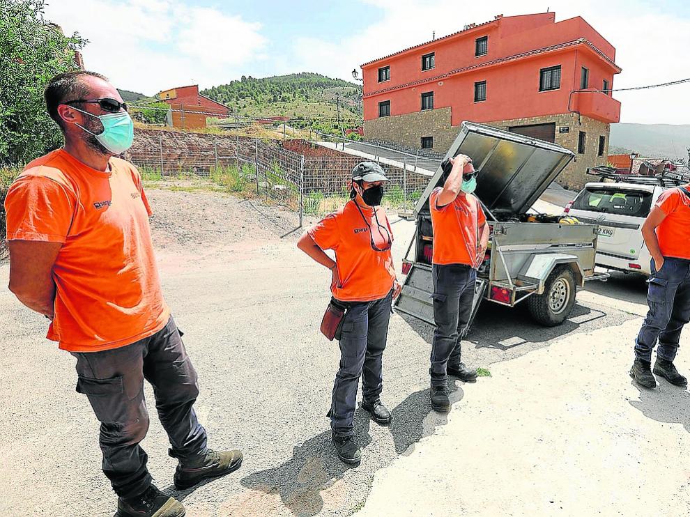 Integrantes del retén de Camarena de la Sierra, en su base de operaciones