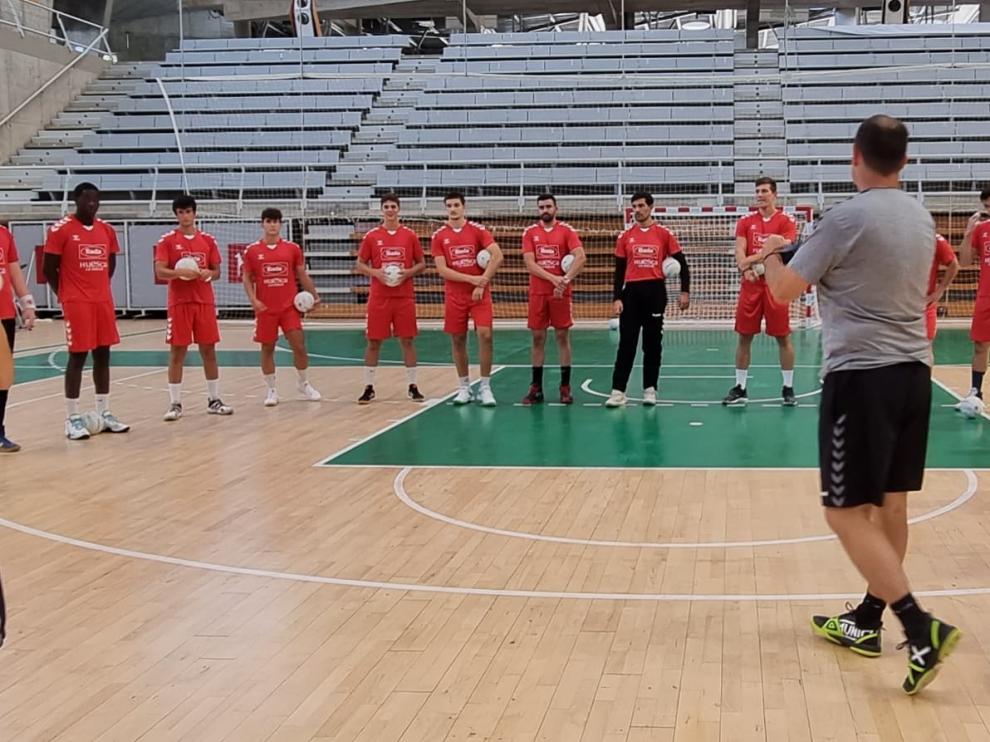 Nolasco se dirige a sus jugadores en el primer entrenamiento de la pretemporada del Bada Huesca.