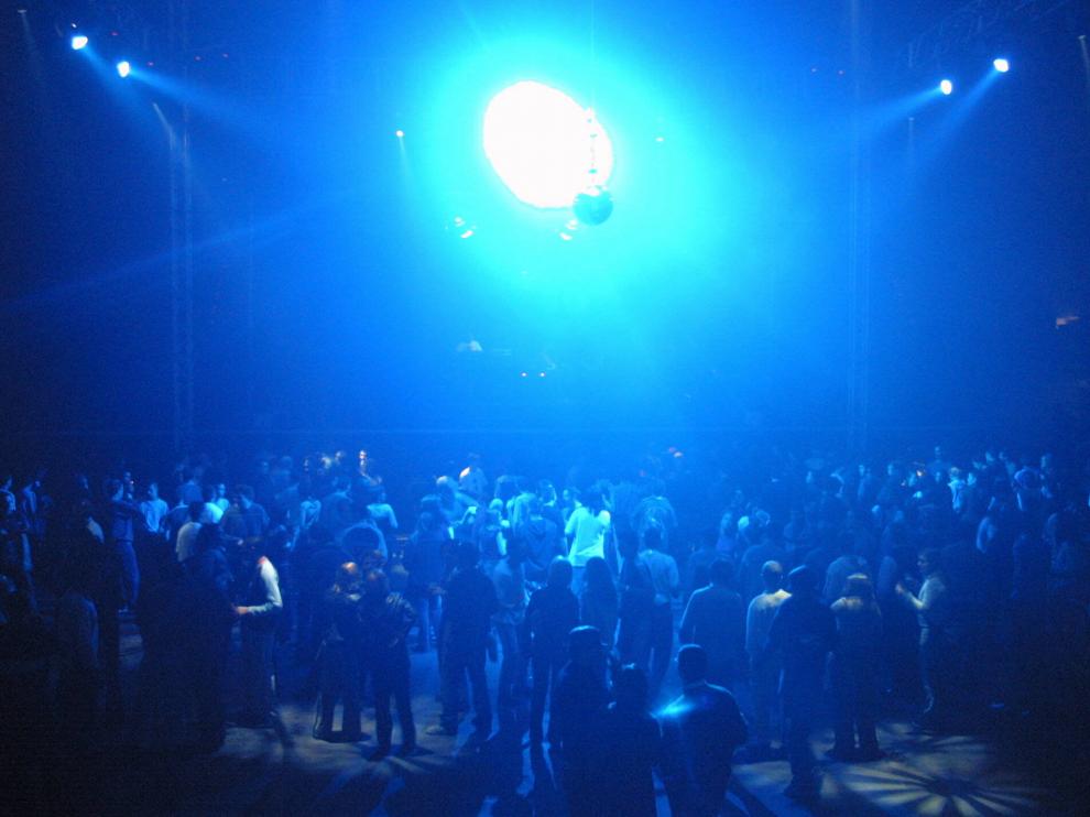 La música electrónica llenaba las discotecas.