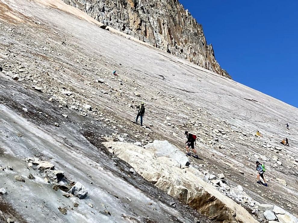Muchas personas suben al glaciar del Aneto sin el equipamiento adecuado.