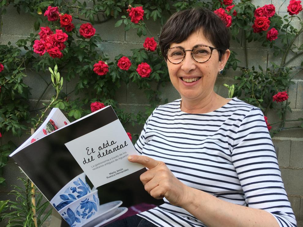 María Jesús Ruesca Hernández, con el libro ‘El alda del delantal’.