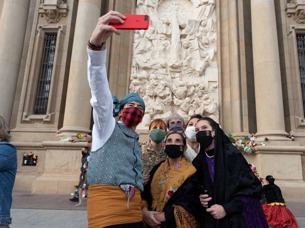 La improvisada Ofrenda de Flores durante las 'No Fiestas del Pilar' de 2020