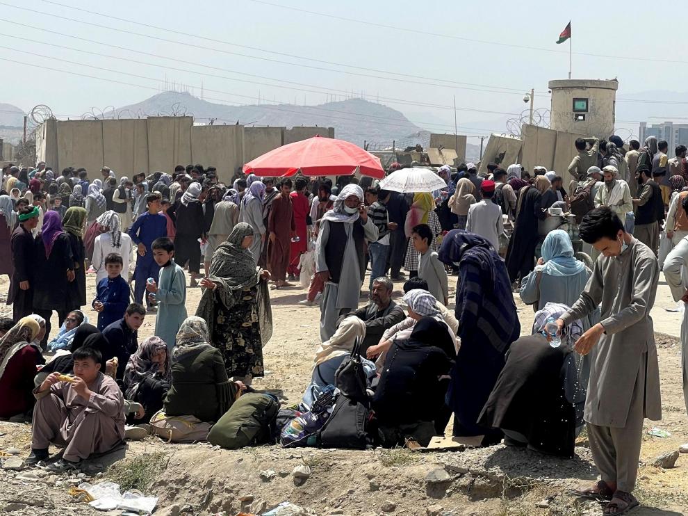 Personas esperando en el aeropuerto de Kabul.