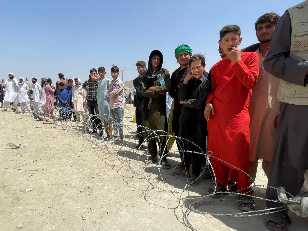 Personas esperando fuera del aeropuerto de Kabul.