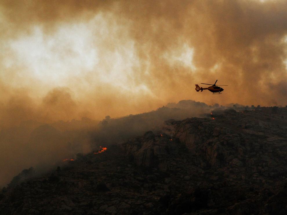 Tareas de extinción del incendio en el término abulense de Navalacruz.
