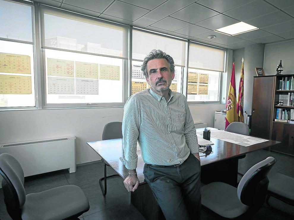 El director general de Salud Pública, en su despacho, junto a las anotaciones de los hitos que han marcado la pandemia.