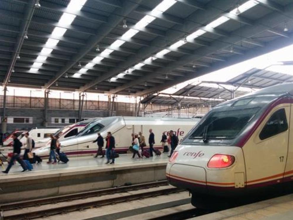 Imagen de archivo de treves AVE en la estación María Zambrano de Málaga