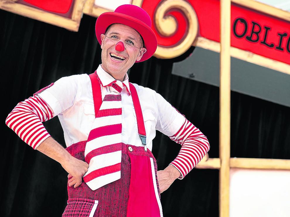 El mago Ismael Civiac fusiona teatro, ilusionismo, títeres y clown en ‘Torpeza obliga’.