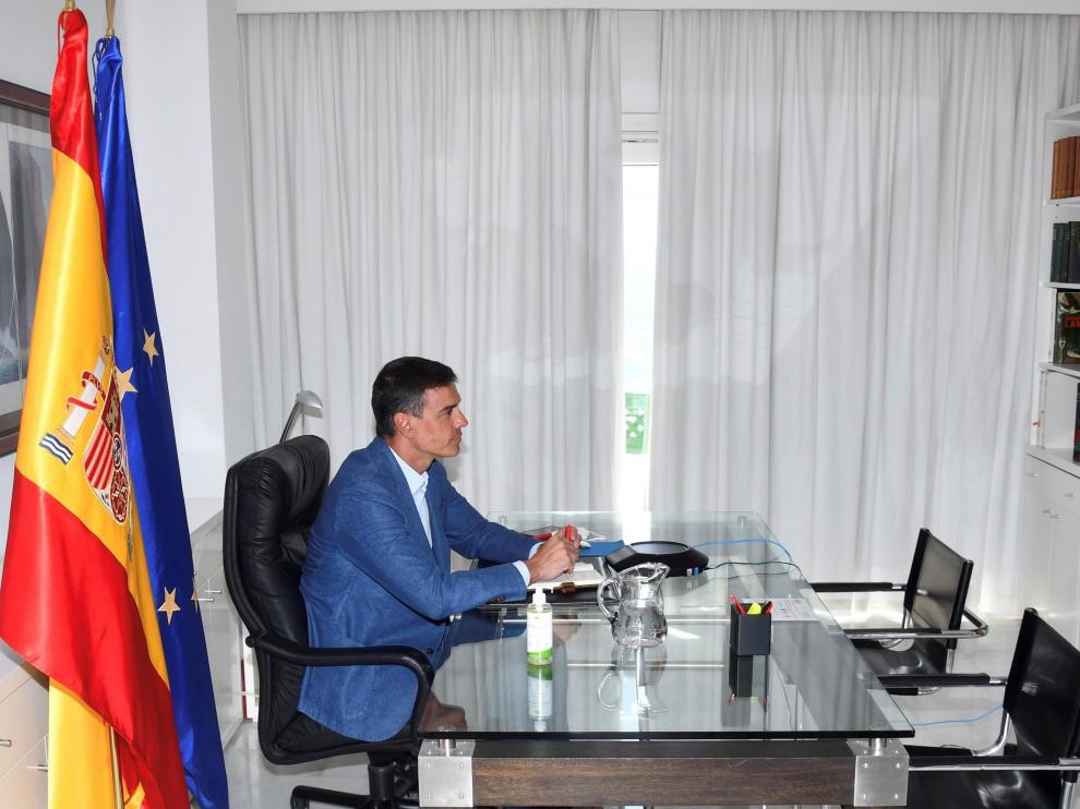 Sánchez, en una reunión por videoconferencia, desde Lanzarote.