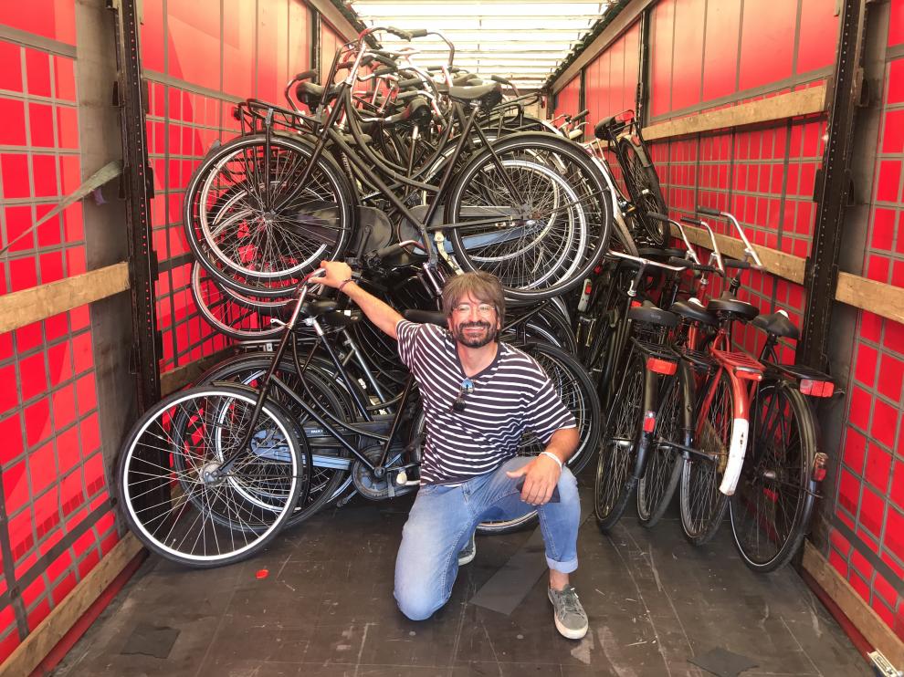 David Saiz, en uno de los camiones con los que traen las bicis a España.