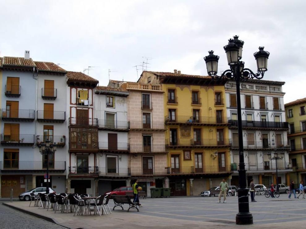 En su día, esta plaza porticada de estilo aragonés, fue núcleo mercantil de los árabes que habitaban estas tierras. Y durante años, fue también sede de espectáculos taurinos. Aquí se encuentra la Casa Consistorial antigua, del siglo XVI y reformada en el XIX.